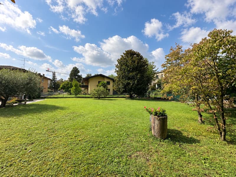 Accogliente e caratteristica casa unifamiliare con grande giardino pianeggiante ben curato (21)