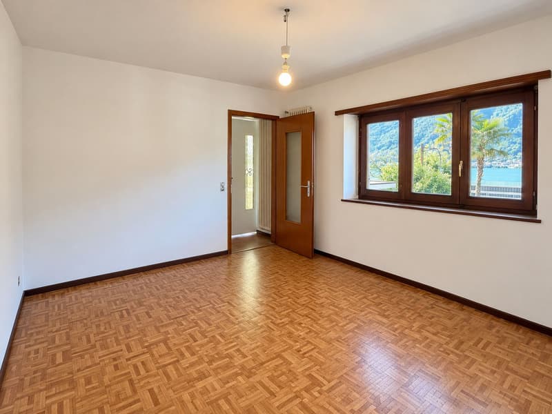Renovierungsbedürftiges Haus mit zwei separaten Wohnungen und herrlichem Seeblick (15)