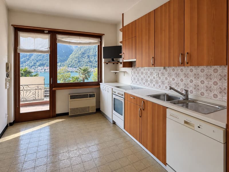 Renovierungsbedürftiges Haus mit zwei separaten Wohnungen und herrlichem Seeblick (6)