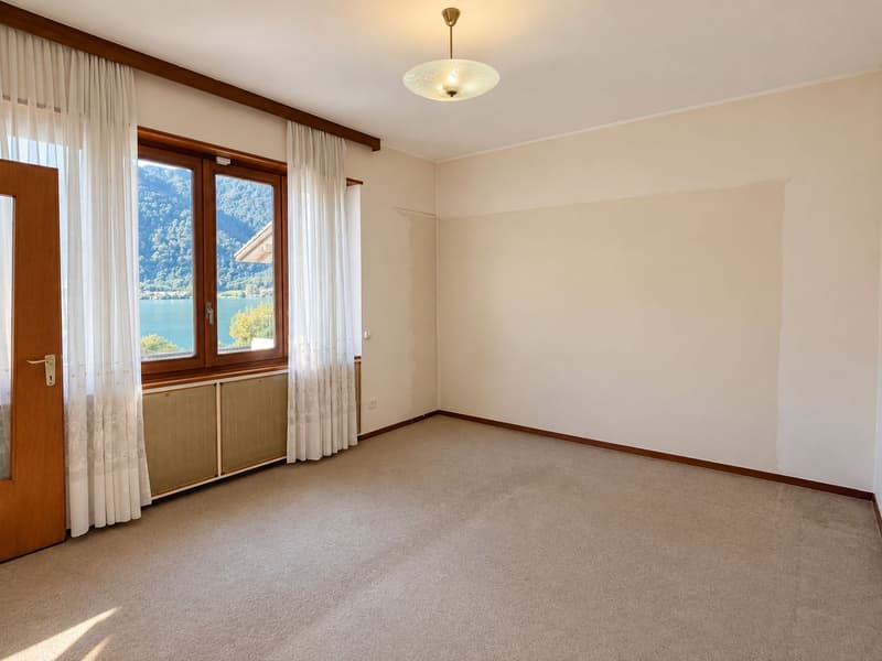 Renovierungsbedürftiges Haus mit zwei separaten Wohnungen und herrlichem Seeblick (7)