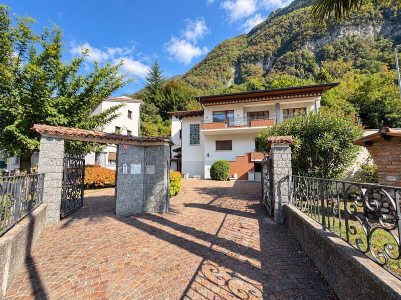 Renovierungsbedürftiges Haus mit zwei separaten Wohnungen und herrlichem Seeblick (2)
