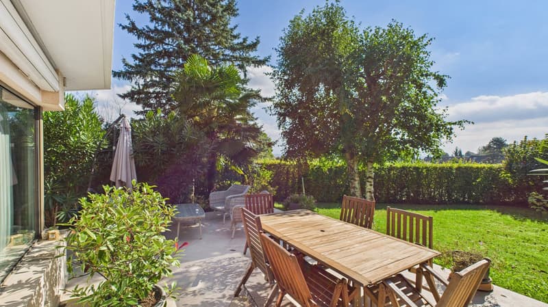 Maison familiale en demi-niveaux avec jardin arboré (7)