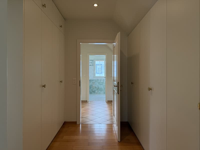 Exklusive 6.5-Zimmer-Landhausvilla mit Pool an bester Lage in Riehen (10)