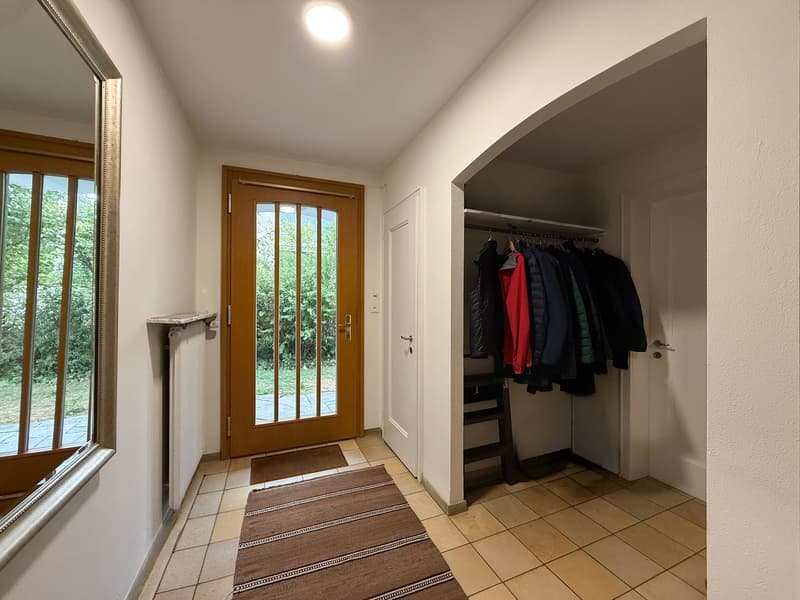 6.5-Zimmer-Doppeleinfamilienhaus mit grossem Garten, Pool und Weitsicht (9)