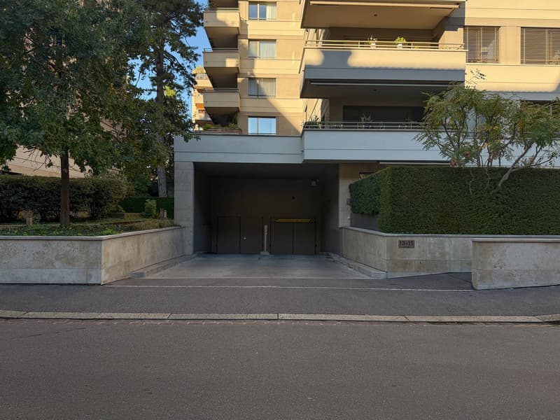 Luxuriöses Wohnen an bester Lage – 2.5-Zimmer-Wohnung mit Loggia und Indoor-Swimmingpool (12)