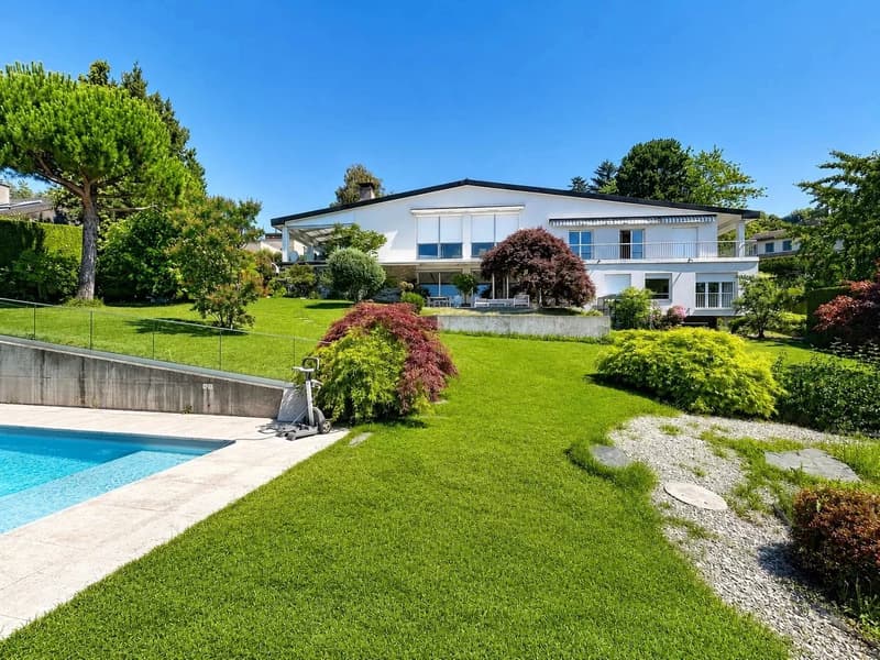 Exceptional property with swimming pool, landscaped garden, and panoramic view over Lake Léman (2)