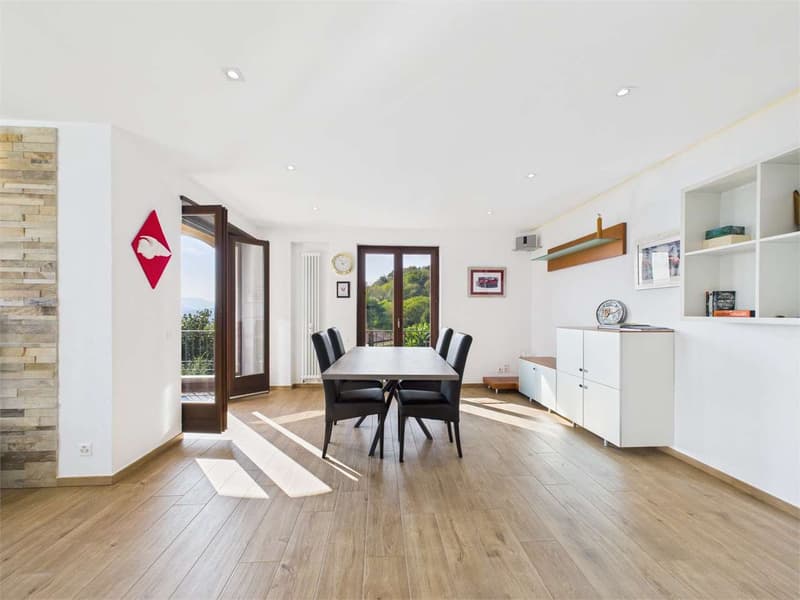 ESCLUSIVO APPARTAMENTO CON VISTA LAGO E PISCINA CONDOMINIALE (6)