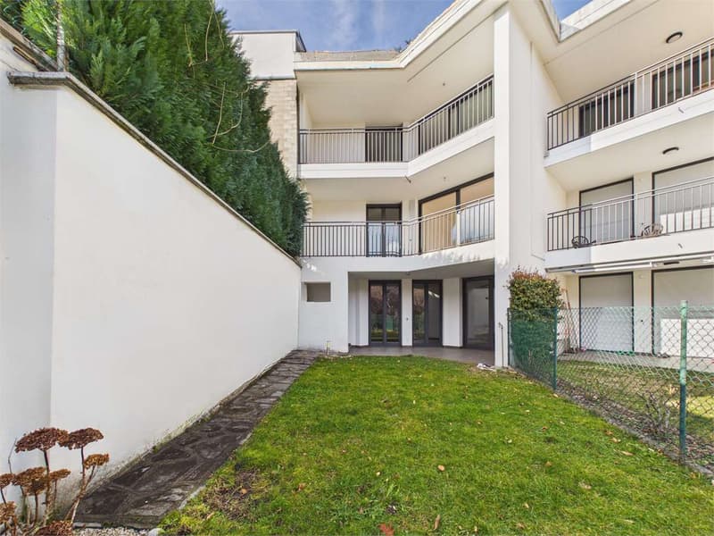 CASA CONTIGUA SU 3 PIANI CON GIARDINO E SPAZIO IDEALE PER STUDIO O ATT (1)