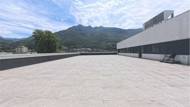 SPAZIO COMMERCIALE CON GRANDE ROOFTOP E 2 POSTI AUTO INCLUSI (3)
