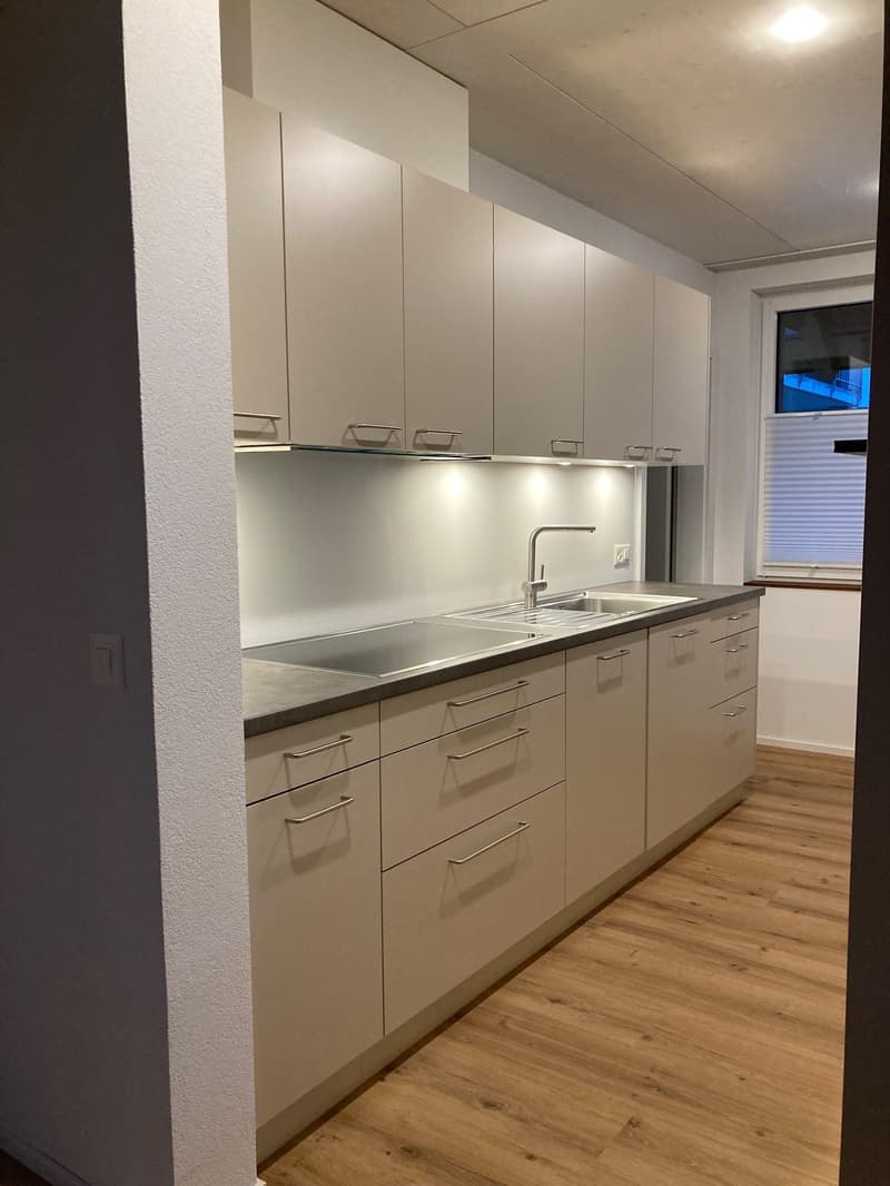 Moderne 4.5-Zimmer-Maisonette-Wohnung in Jens (3)