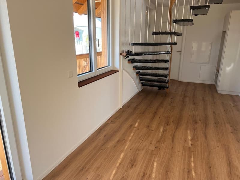 Moderne 4.5-Zimmer-Maisonette-Wohnung in Jens (11)
