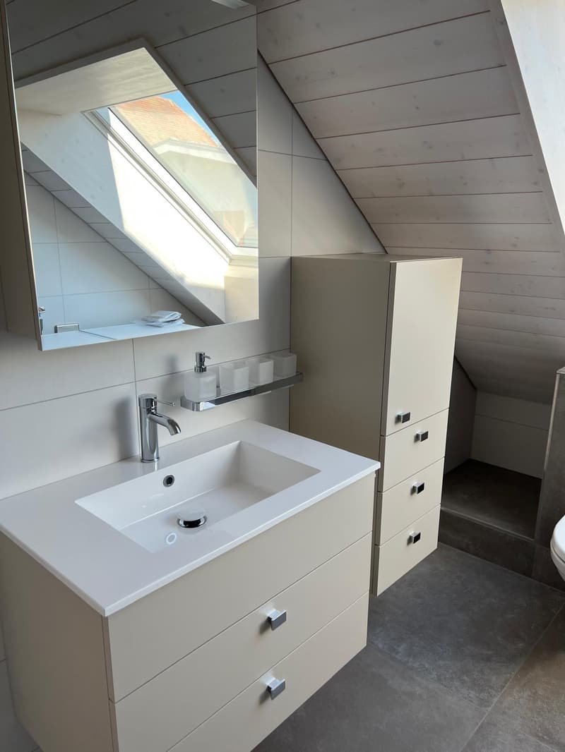 Moderne 4.5-Zimmer-Maisonette-Wohnung in Jens (8)