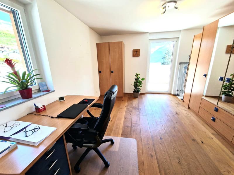 Zweitwohnung im Dachgeschoss, mit riesiger Terrasse und Traumsicht nahe den Bergbahnen Motta Naluns (6)