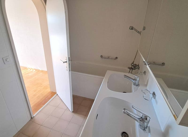 Dachwohnung mit Ausblick - zentrumsnah in Oetwil an der Limmat (9)