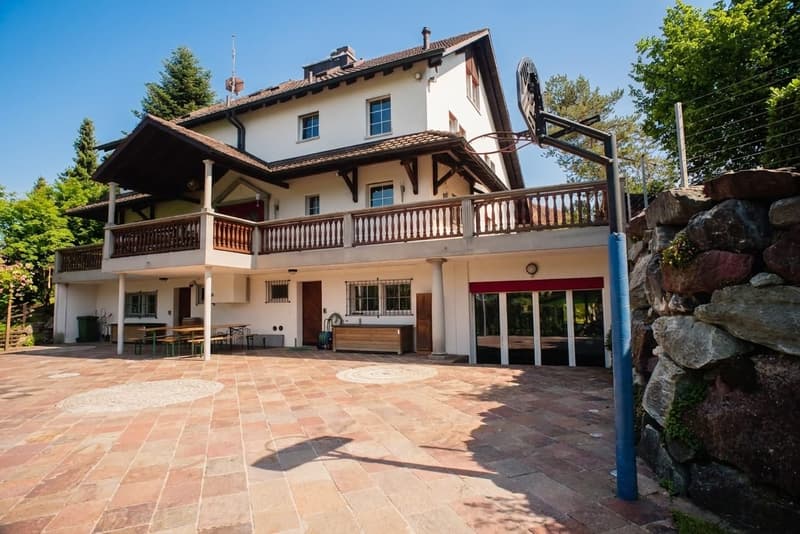 Landvilla mit Wellnessoase und Parkanlage (2)