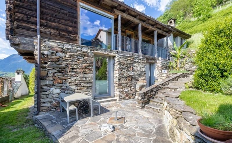 Charaktervolles 4-Zimmer-Chalet mit Weitblick in Malvaglia (1)