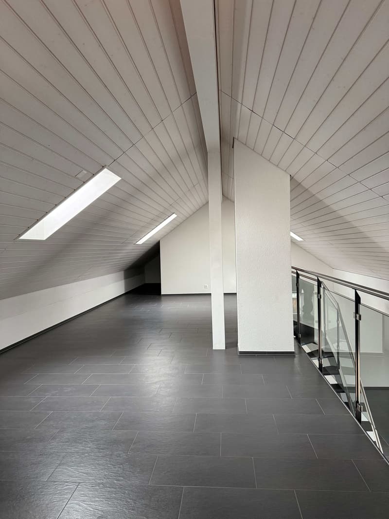 Moderne 2 Zimmer - Dachgeschosswohnung mit Balkon in Leuggern (4)