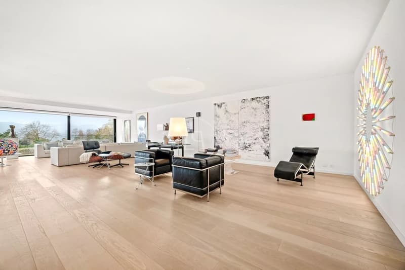 Superb 328 m2 duplex with gardens and lake view in the heart of Corsie (4)