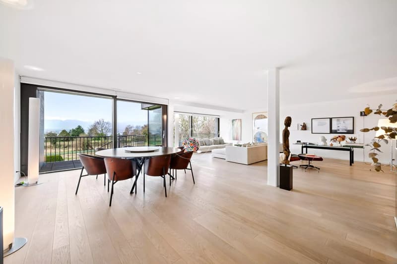 Superb 328 m2 duplex with gardens and lake view in the heart of Corsie (3)