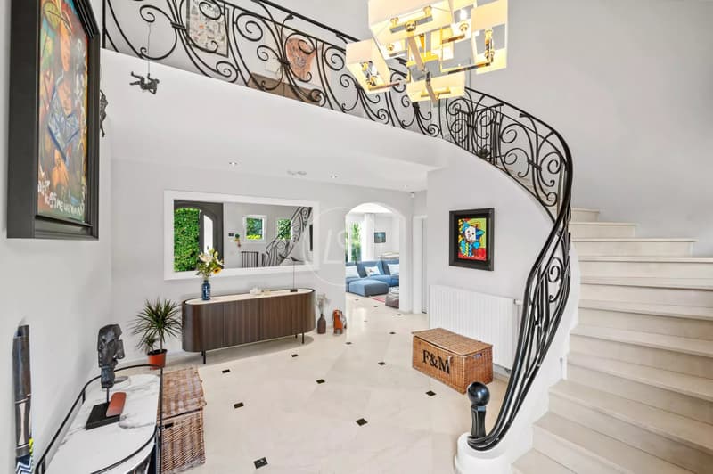 Beautiful family home, swimming pool, lake view, left bank, GE (9)