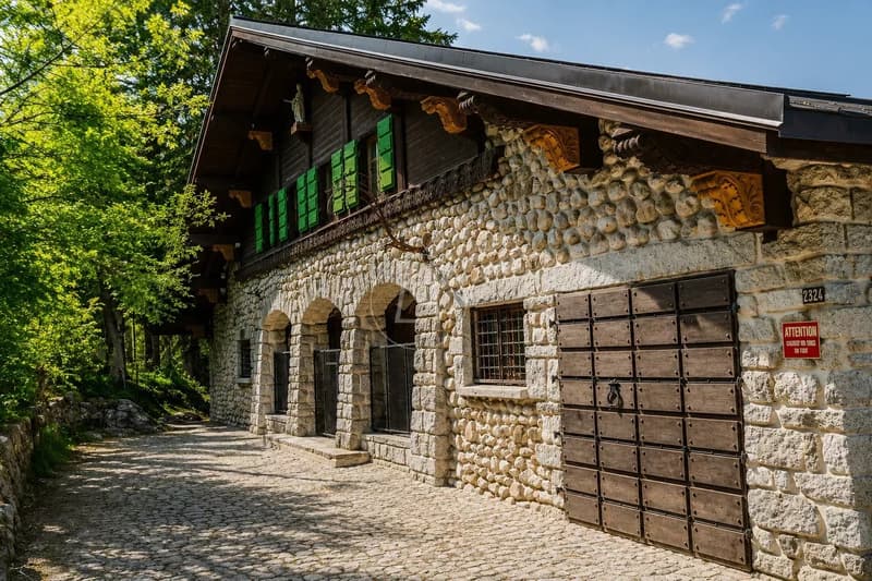 Megève ? Mont d'Arbois | Historic chalet to reinvent (4)