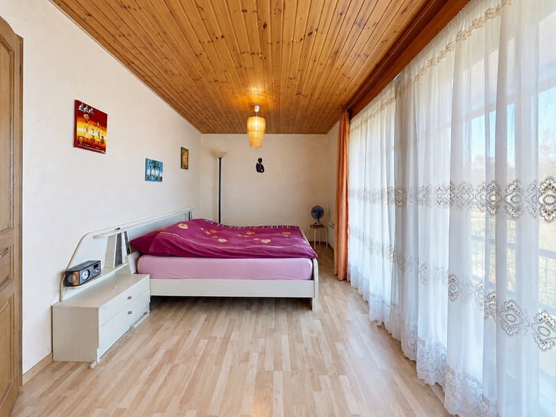 Maison de maître avec 4 appartements à Chevroux (13)