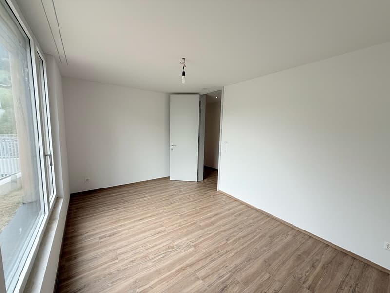 Moderne 4.5-Zimmer-Neubauwohnung im Erdgeschoss in Frutigen (9)