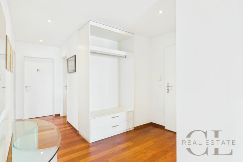 5.5 Zimmer-Wohnung an unverbaubarer Lage mit zwei Einstellplätzen (12)