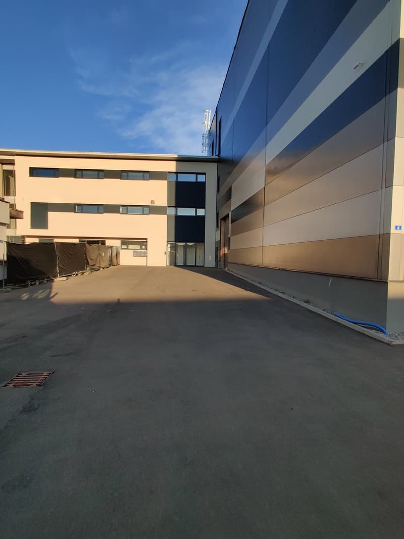 Haupteingang Büro mit Parkplätzen