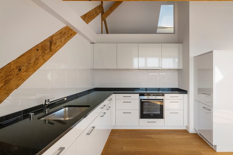 Grosszügige 2.5-Zimmer-Dachwohnung mit Charakter in Basel (4)