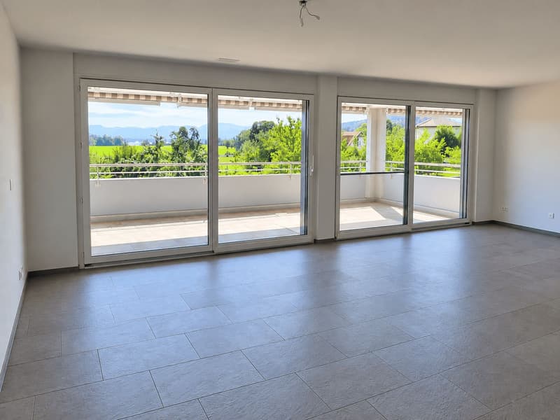Moderne 4½ Zimmerwohnung mit sonnigem Balkon und schöner Aussicht (2)