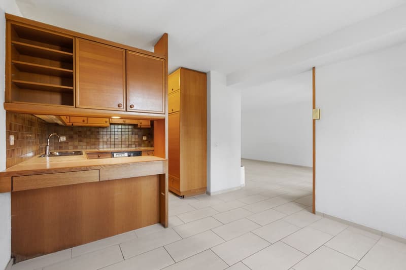 Esszimmer mit Blick ins Wohnzimmer und Küche