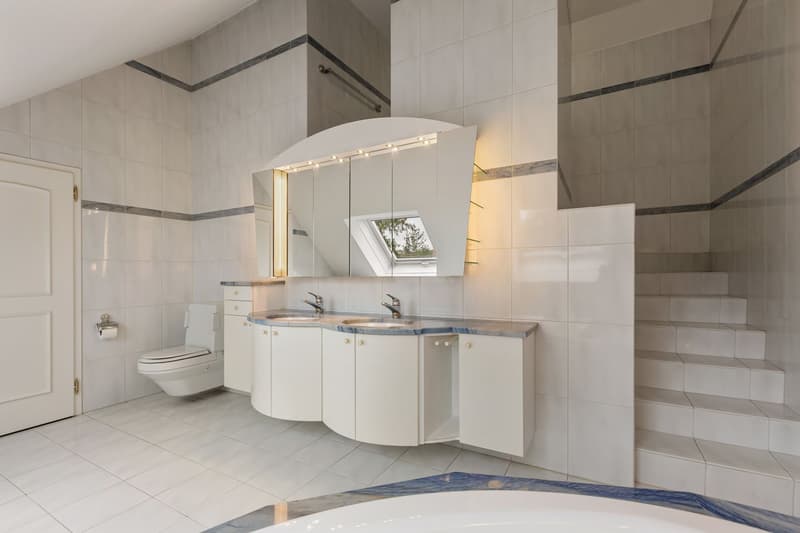 Wellnessflair: En-Suite Badezimmer mit Closomat, erhöhter Walk-In Dusche