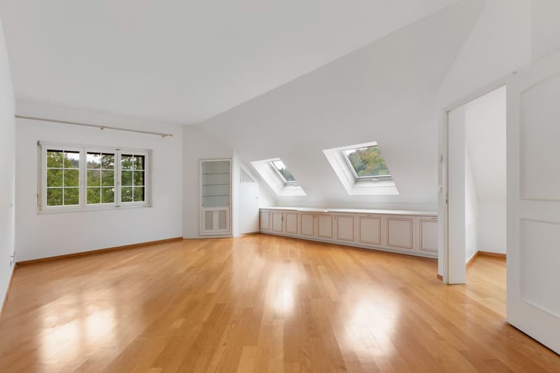 Grosszügiges Schlafzimmer im Dachgeschoss