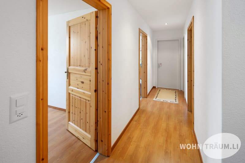 Im idyllisch gelegenen Wohnquartier von Mahren-Lostorf befindet sich dieses grosszügige 7½-Zimmer Einfamilienhaus. (3)
