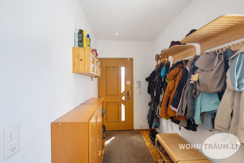 Im idyllisch gelegenen Wohnquartier von Mahren-Lostorf befindet sich dieses grosszügige 7½-Zimmer Einfamilienhaus. (2)
