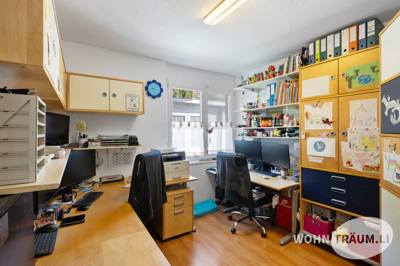 Im idyllisch gelegenen Wohnquartier von Mahren-Lostorf befindet sich dieses grosszügige 7½-Zimmer Einfamilienhaus. (7)
