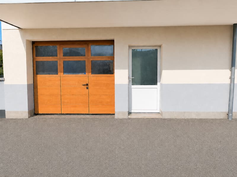 Local polyvalent de 25 m² avec porte de garage (1)