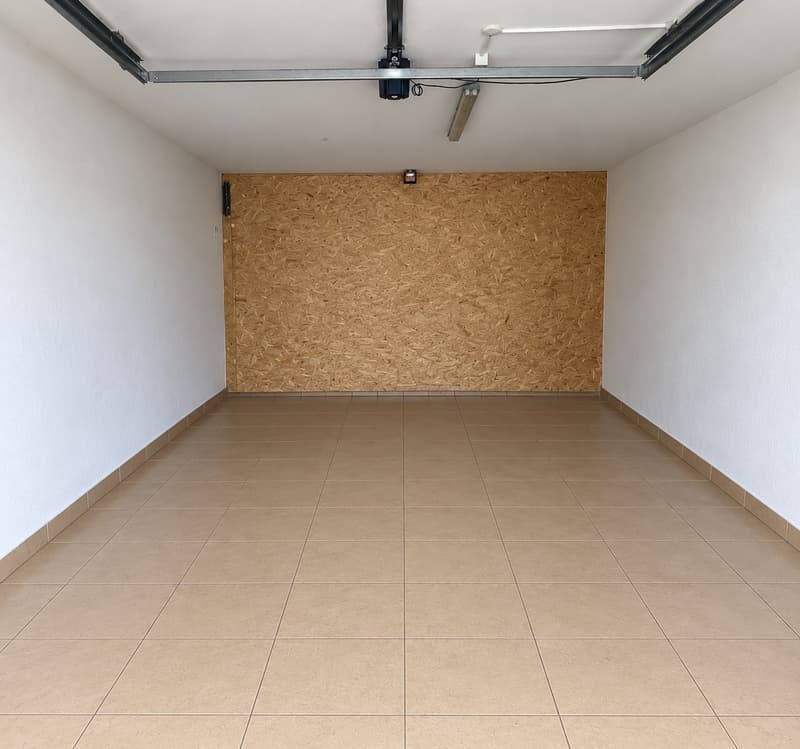 Local de 25 m² avec porte de garage (1)