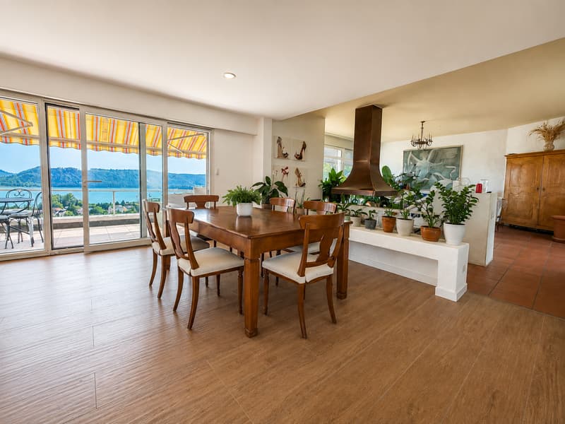 Villa d'exception avec vue panoramique sur le lac (10)