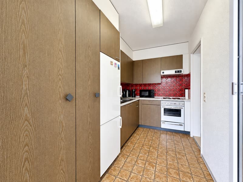 Helle Küche mit roter Rückwand-1