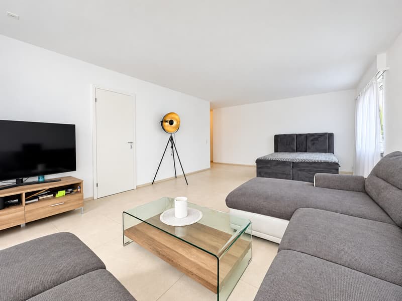 Helles Wohnzimmer mit Sofa und Daybed-7
