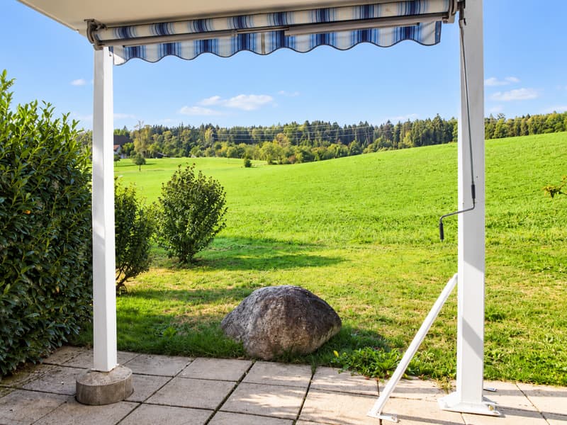 Terrasse mit Markise und weitem Feldblick