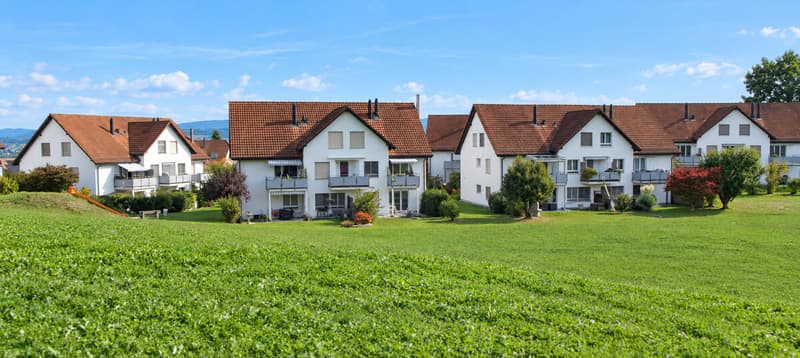 Helle Immobilienansicht mit klarem Himmel