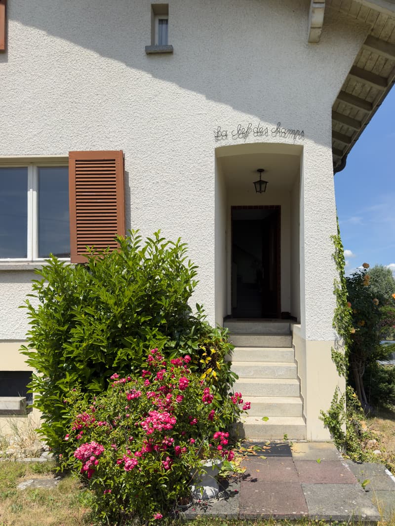 01_Haus von aussen Eingang