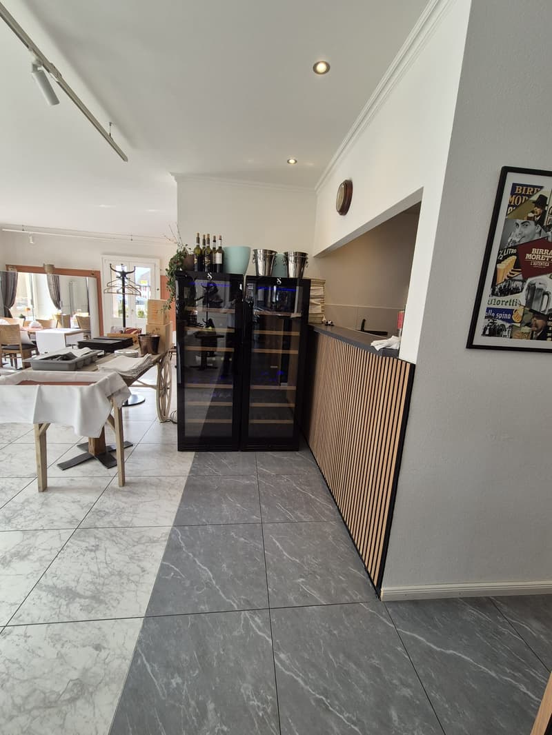 Restaurant mit zwei Terrassen und grossem Parkplatz – Region Biel–Grenchen (13)