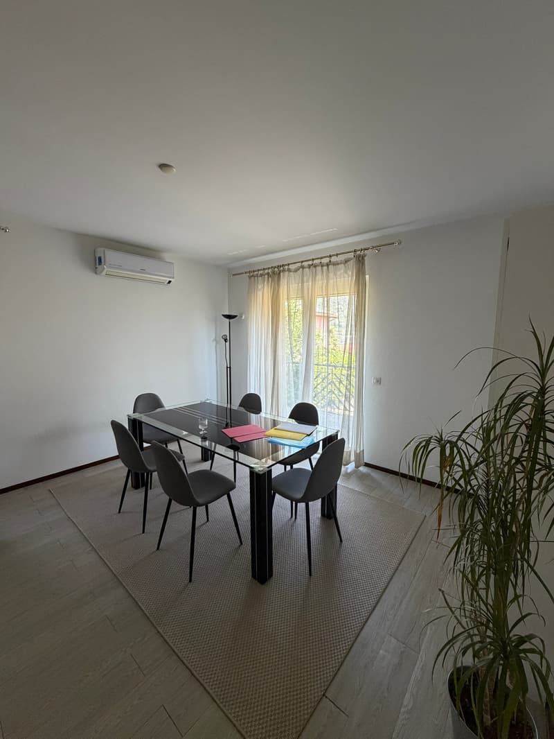 Incantevole villa unifamiliare con piscina, garage doppio e vista lago (10)