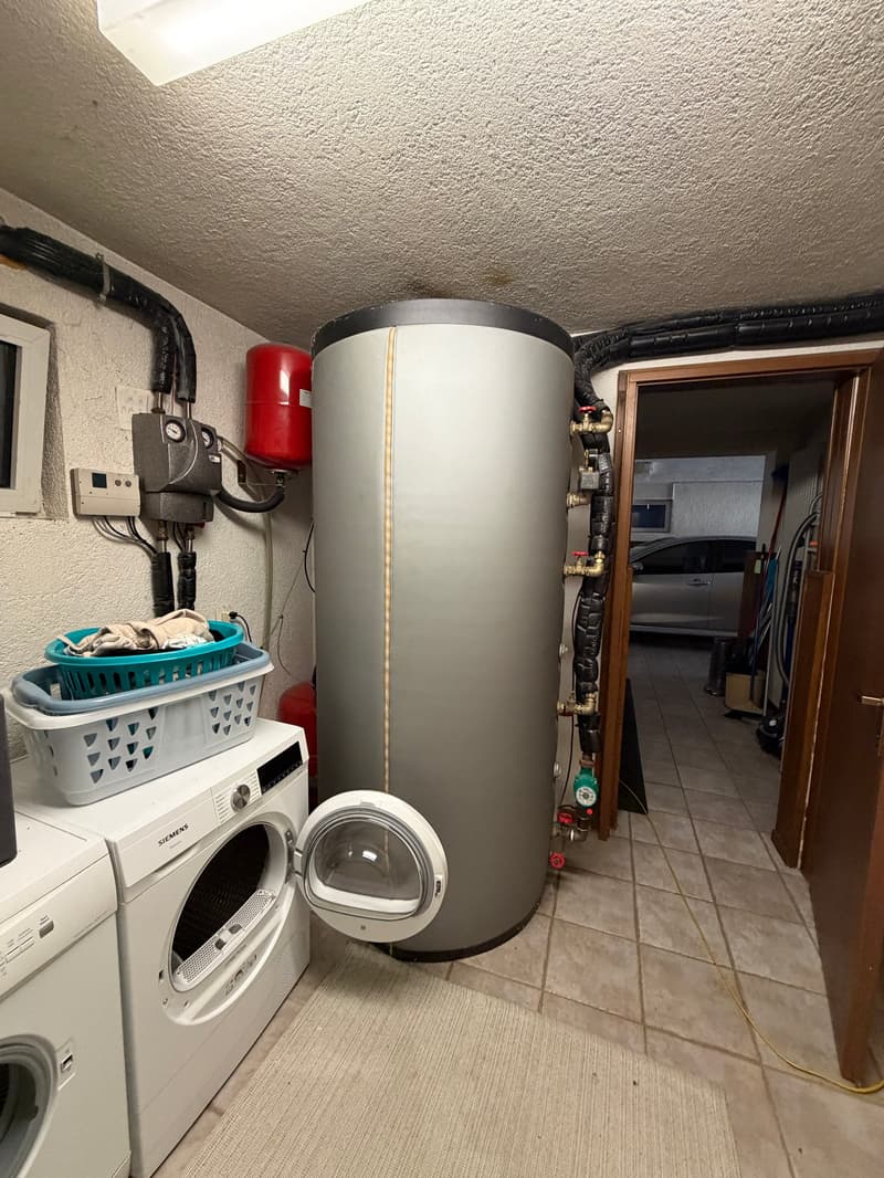 Incantevole villa unifamiliare con piscina, garage doppio e vista lago (13)