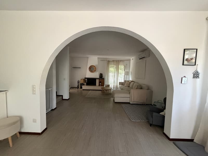 Incantevole villa unifamiliare con piscina, garage doppio e vista lago (4)