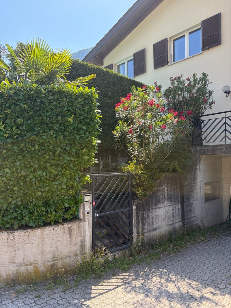 Incantevole villa unifamiliare con piscina, garage doppio e vista lago (3)